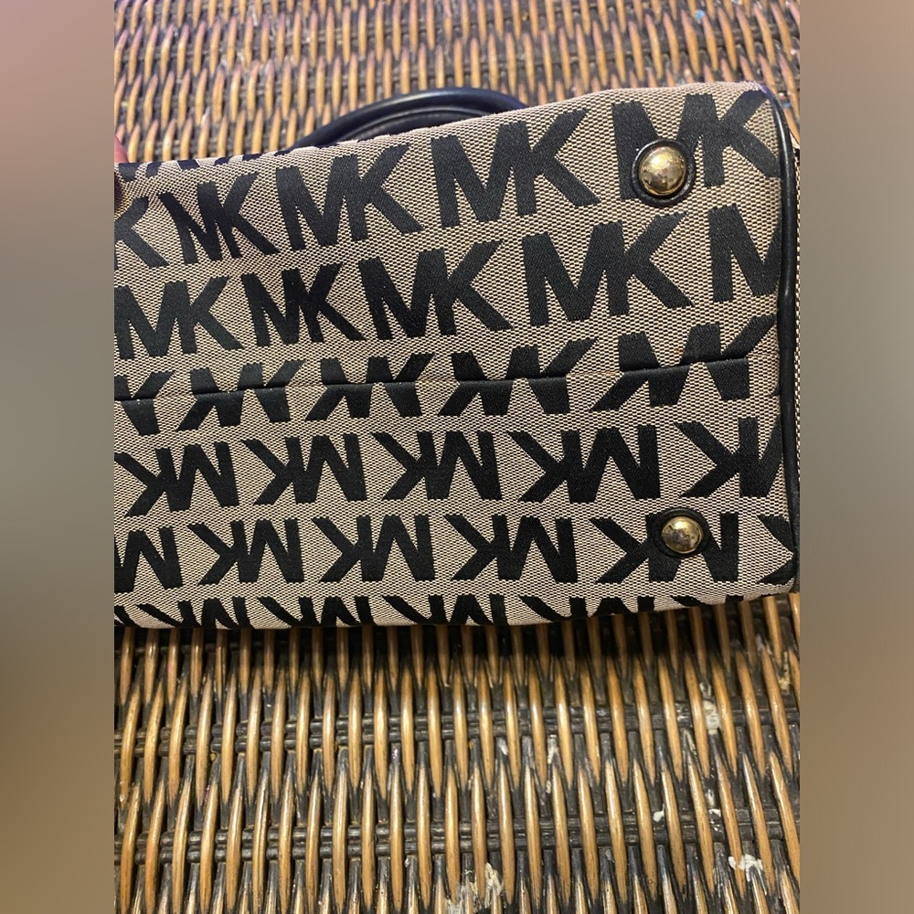FIRE SALE 🔥🔥 Michael Kors MK Satchel Bowling Bag Tote Medium/Large Size - Picture 6 of 15